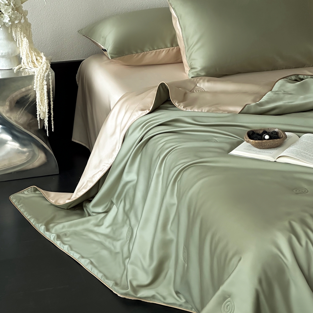 91家纺网 家纺一手货源 找家纺 花时间 2026春夏新款天丝素色夏凉被夏被空调被四件套 牛油果