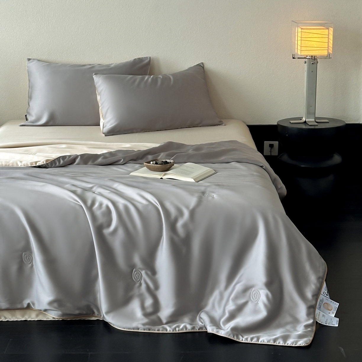 91家纺网 家纺一手货源 找家纺 花时间 2026春夏新款天丝素色夏凉被夏被空调被四件套 月银灰