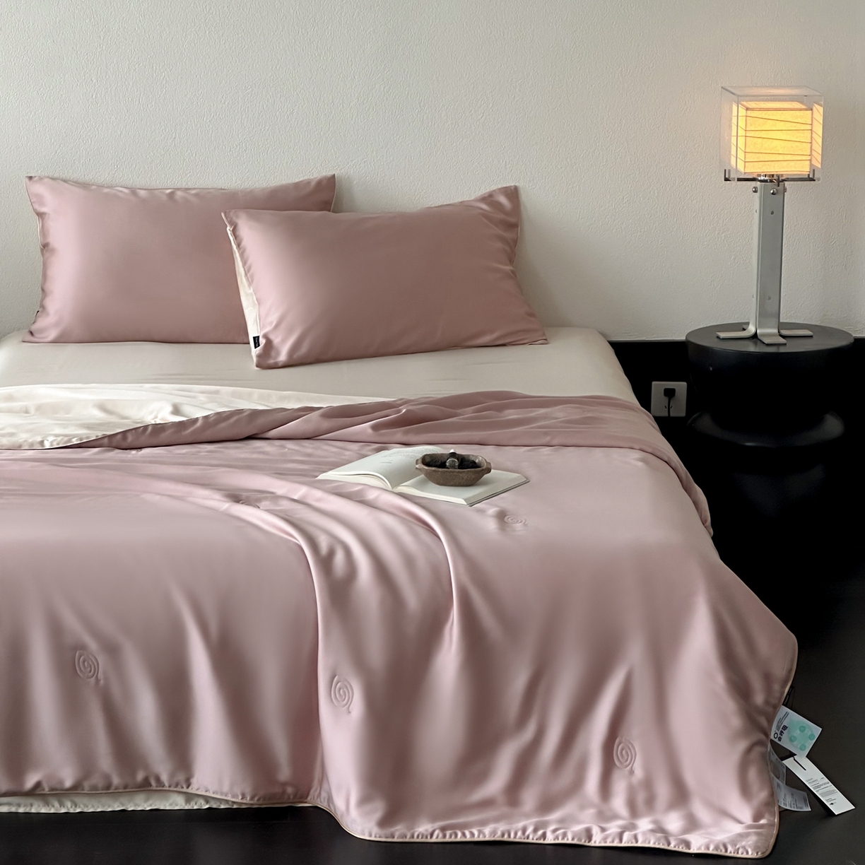 91家纺网 家纺一手货源 找家纺 花时间 2026春夏新款天丝素色夏凉被夏被空调被四件套 烟粉色