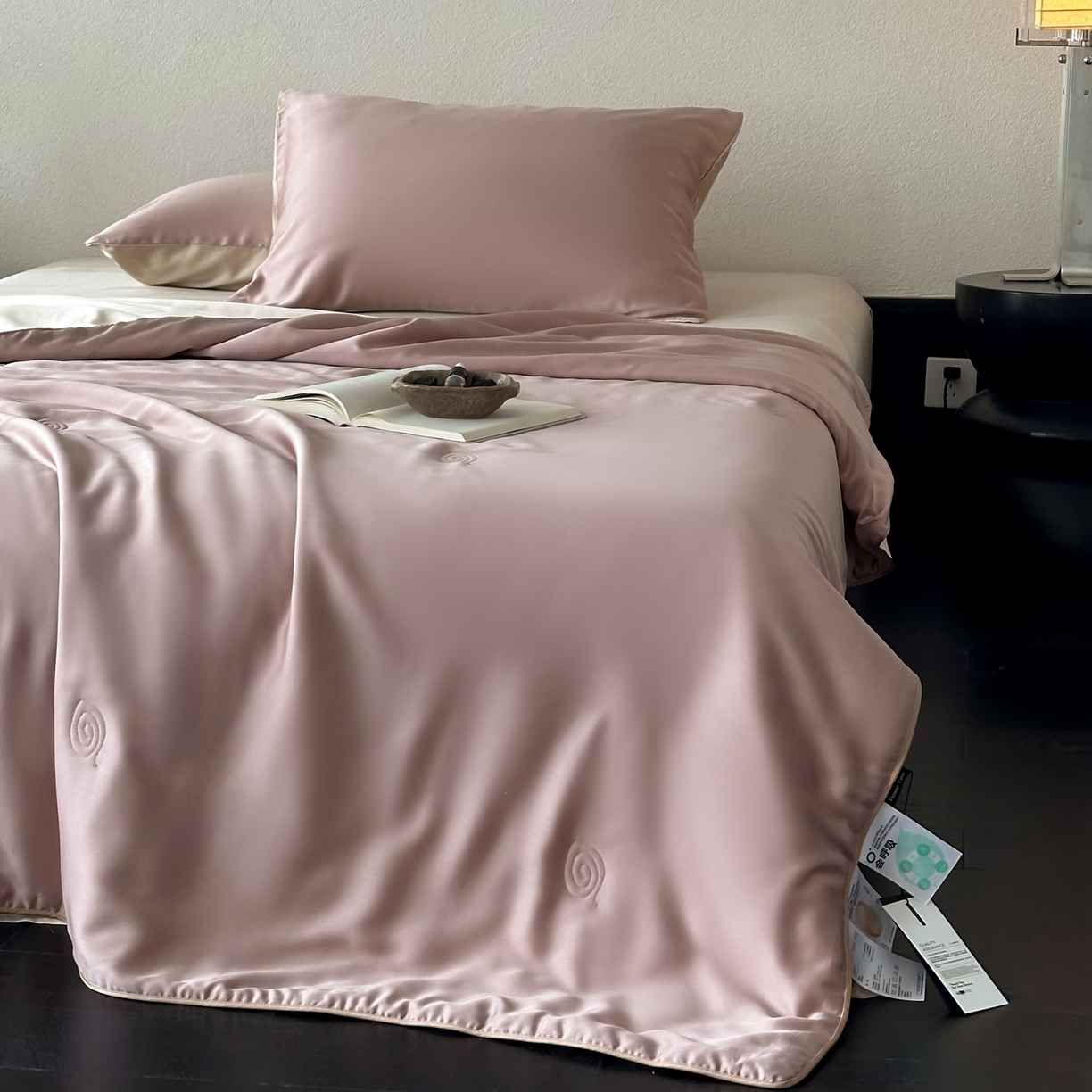 91家纺网 家纺一手货源 找家纺 花时间 2026春夏新款天丝素色夏凉被夏被空调被四件套 烟粉色