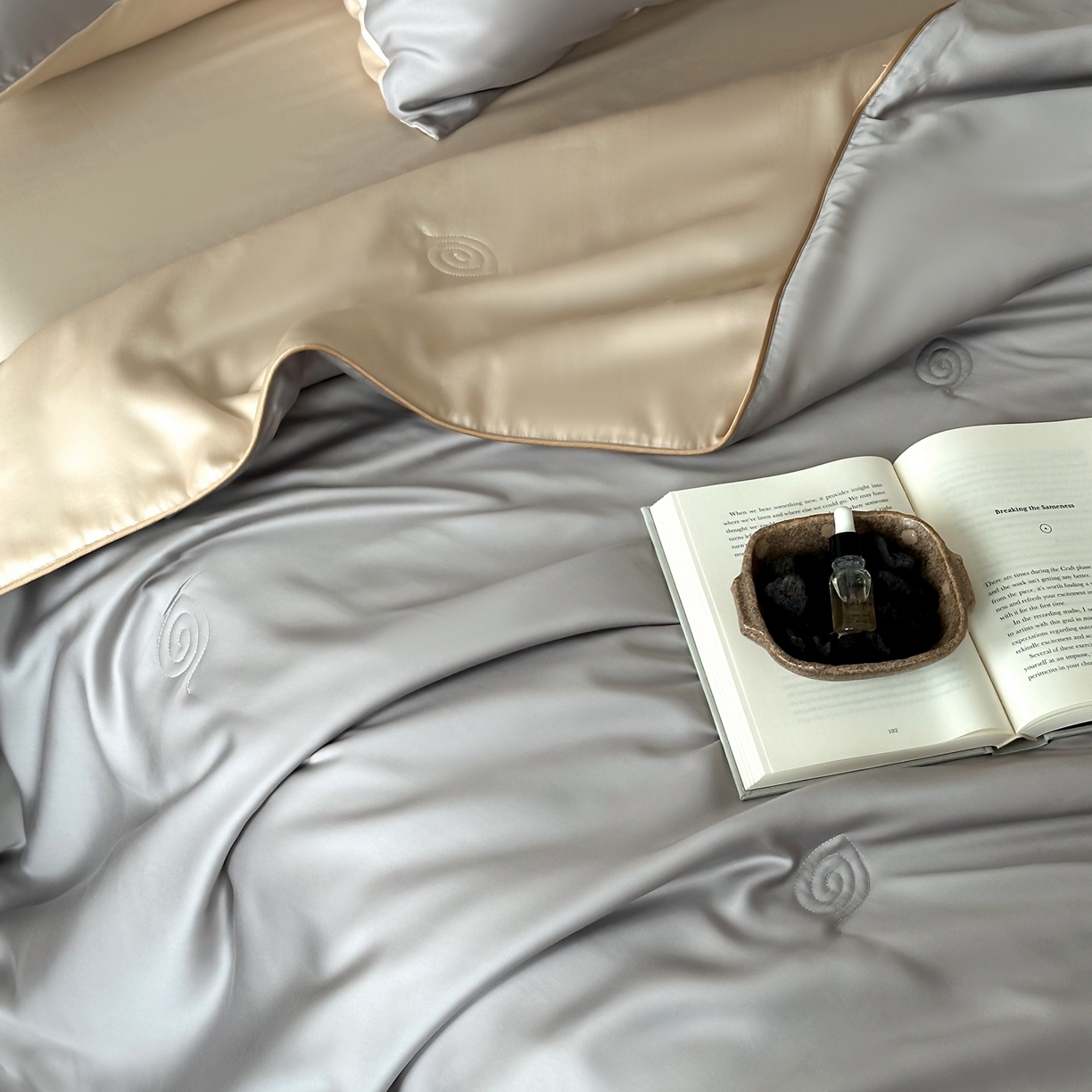 91家纺网 家纺一手货源 找家纺 花时间 2026春夏新款天丝素色夏凉被夏被空调被四件套 月银灰