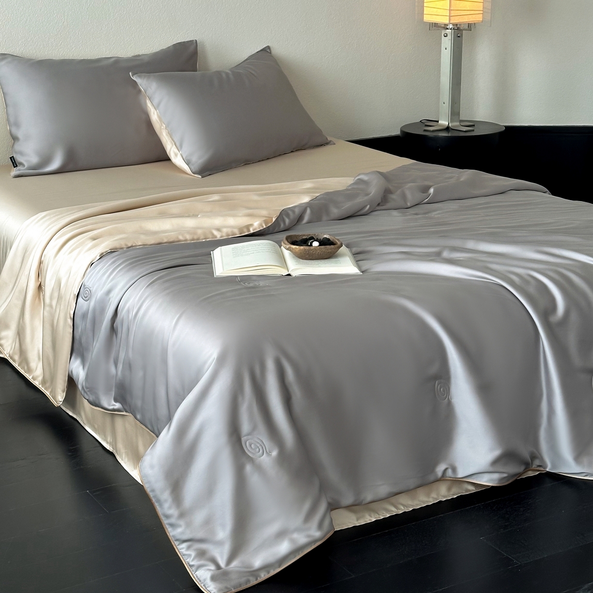 91家纺网 家纺一手货源 找家纺 花时间 2026春夏新款天丝素色夏凉被夏被空调被四件套 月银灰