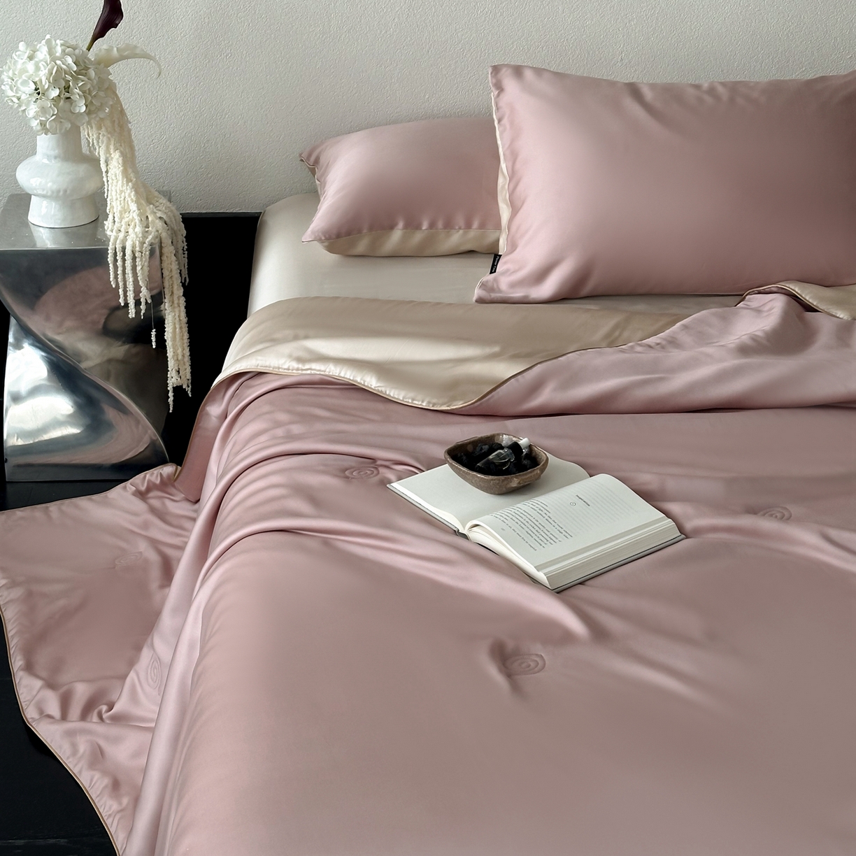 91家纺网 家纺一手货源 找家纺 花时间 2026春夏新款天丝素色夏凉被夏被空调被四件套 烟粉色