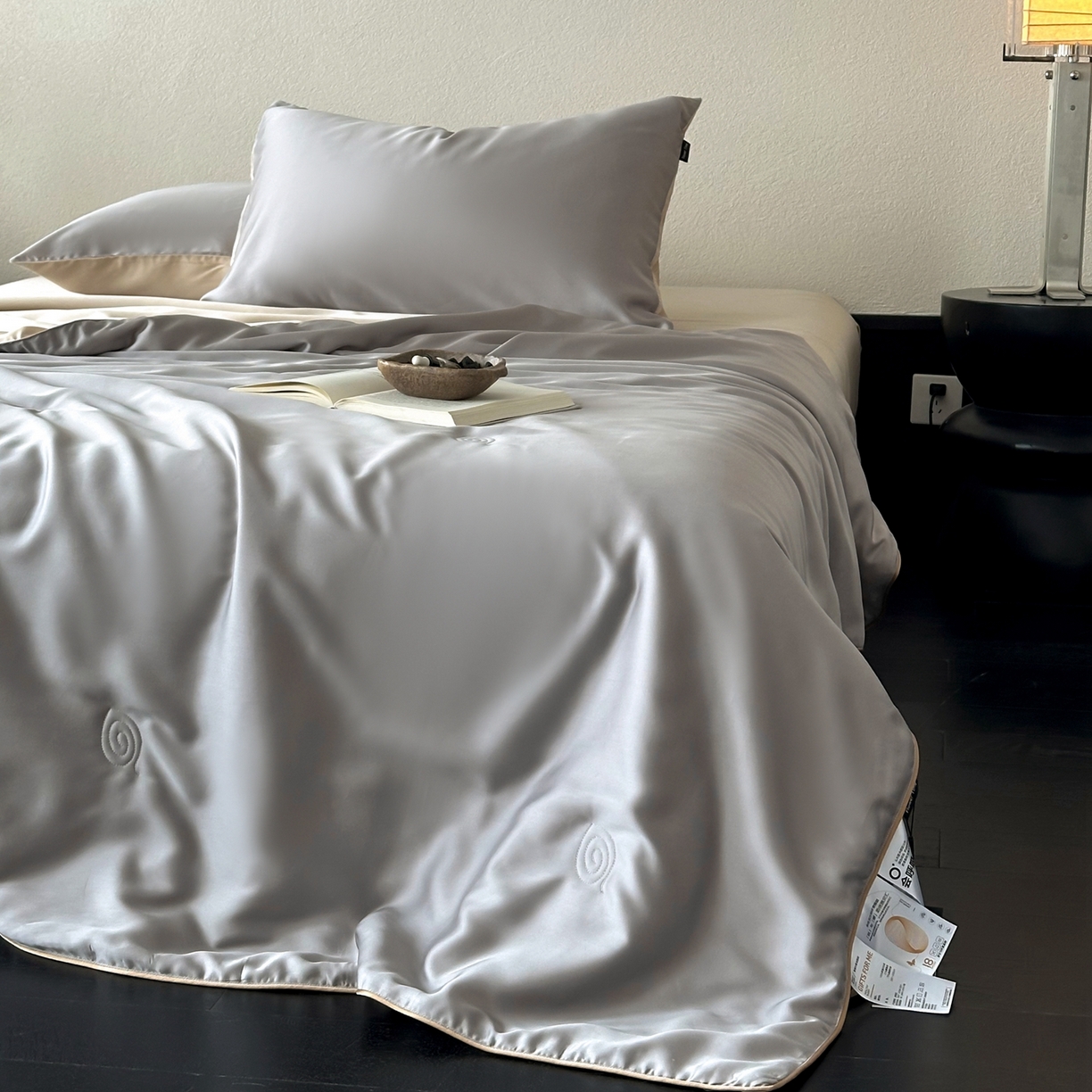 91家纺网 家纺一手货源 找家纺 花时间 2026春夏新款天丝素色夏凉被夏被空调被四件套 月银灰