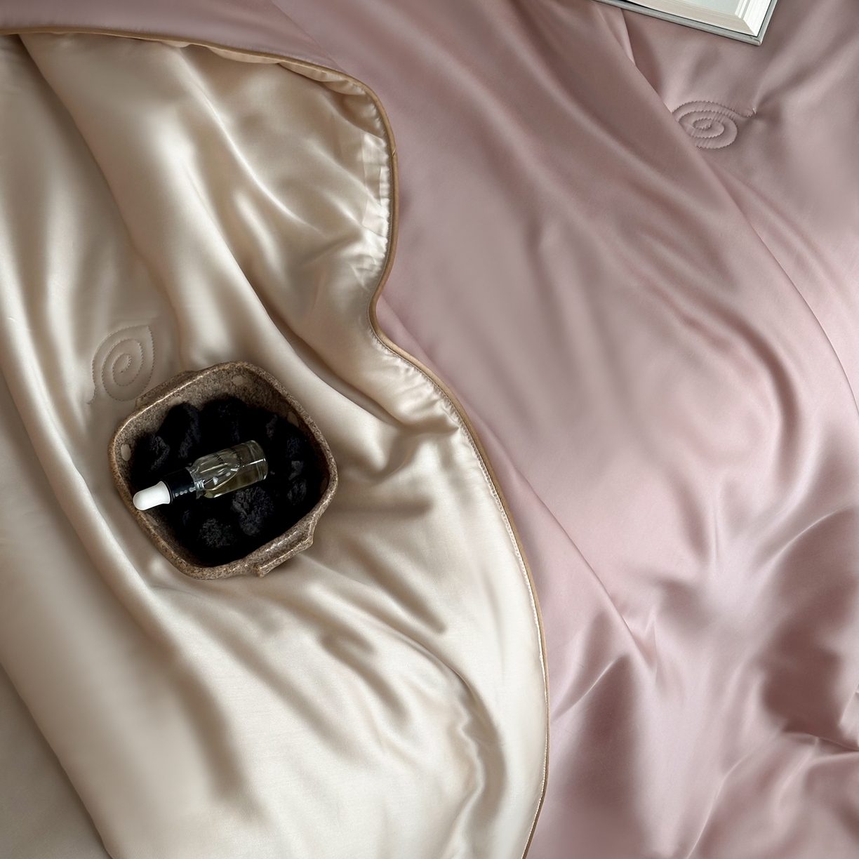 91家纺网 家纺一手货源 找家纺 花时间 2026春夏新款天丝素色夏凉被夏被空调被四件套 烟粉色