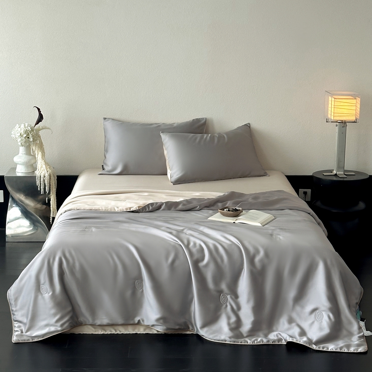 91家纺网 家纺一手货源 找家纺 花时间 2026春夏新款天丝素色夏凉被夏被空调被四件套 月银灰