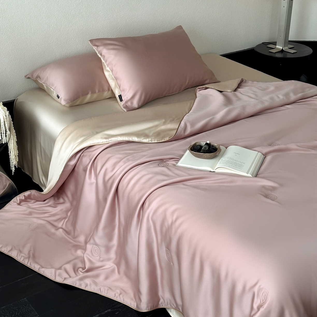 91家纺网 家纺一手货源 找家纺 花时间 2026春夏新款天丝素色夏凉被夏被空调被四件套 烟粉色