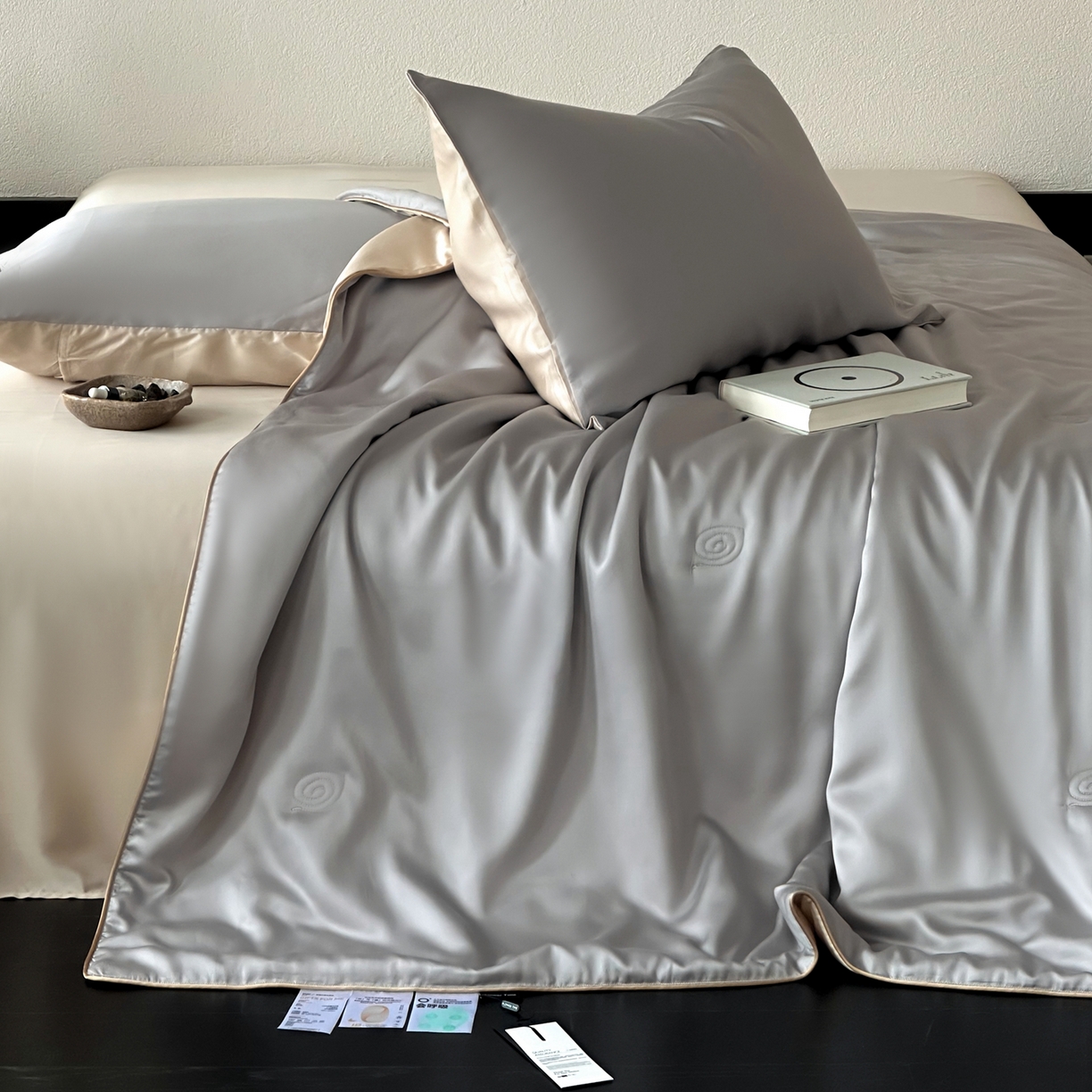 91家纺网 家纺一手货源 找家纺 花时间 2026春夏新款天丝素色夏凉被夏被空调被四件套 月银灰