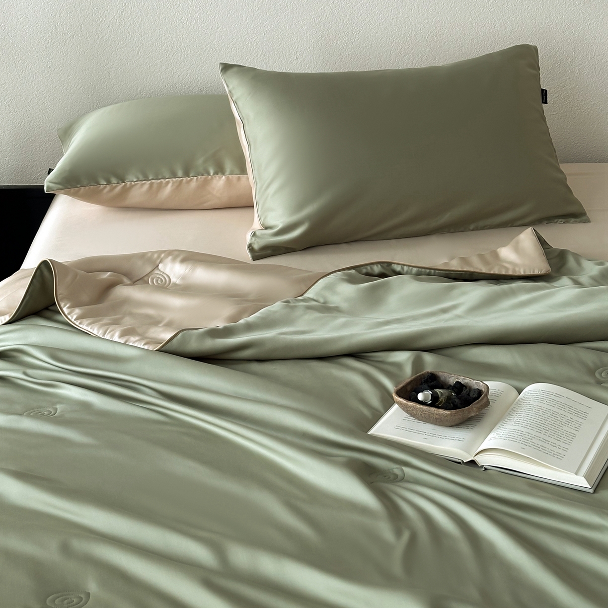 91家纺网 家纺一手货源 找家纺 花时间 2026春夏新款天丝素色夏凉被夏被空调被四件套 牛油果