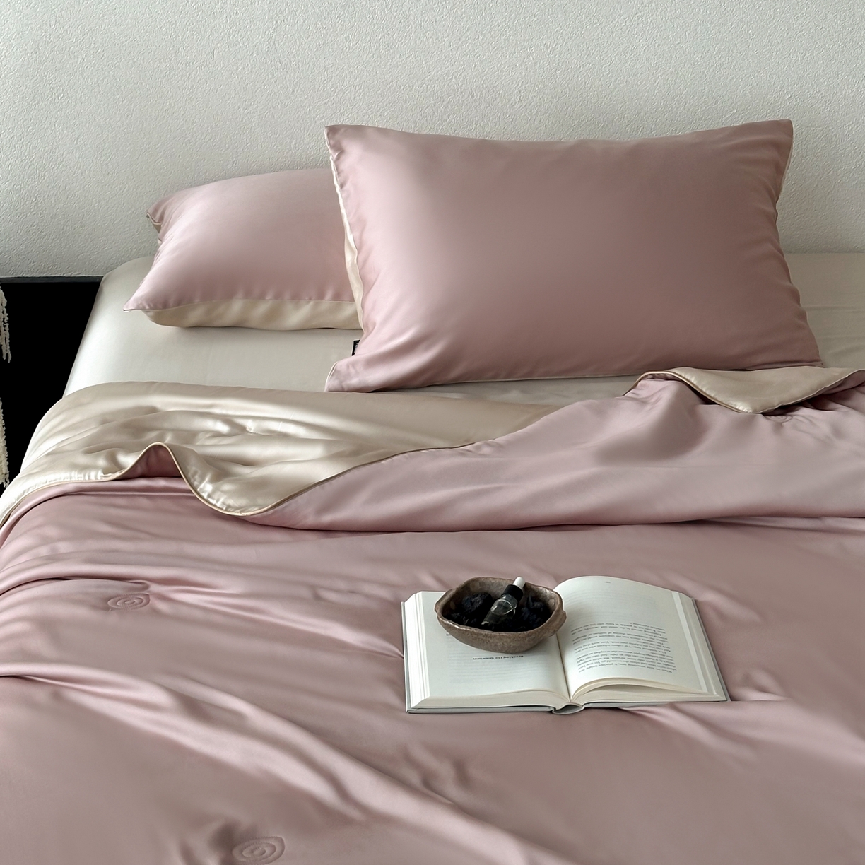 91家纺网 家纺一手货源 找家纺 花时间 2026春夏新款天丝素色夏凉被夏被空调被四件套 烟粉色