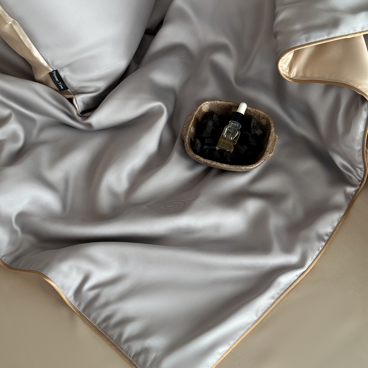 91家纺网 家纺一手货源 找家纺 花时间 2026春夏新款天丝素色夏凉被夏被空调被四件套 月银灰