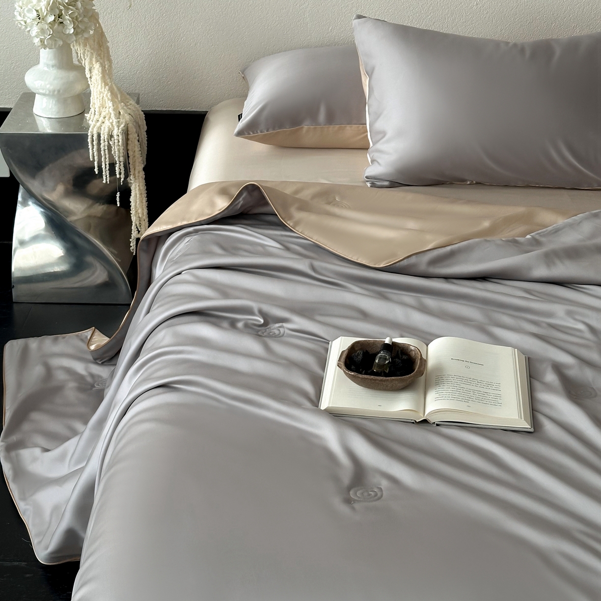 91家纺网 家纺一手货源 找家纺 花时间 2026春夏新款天丝素色夏凉被夏被空调被四件套 月银灰