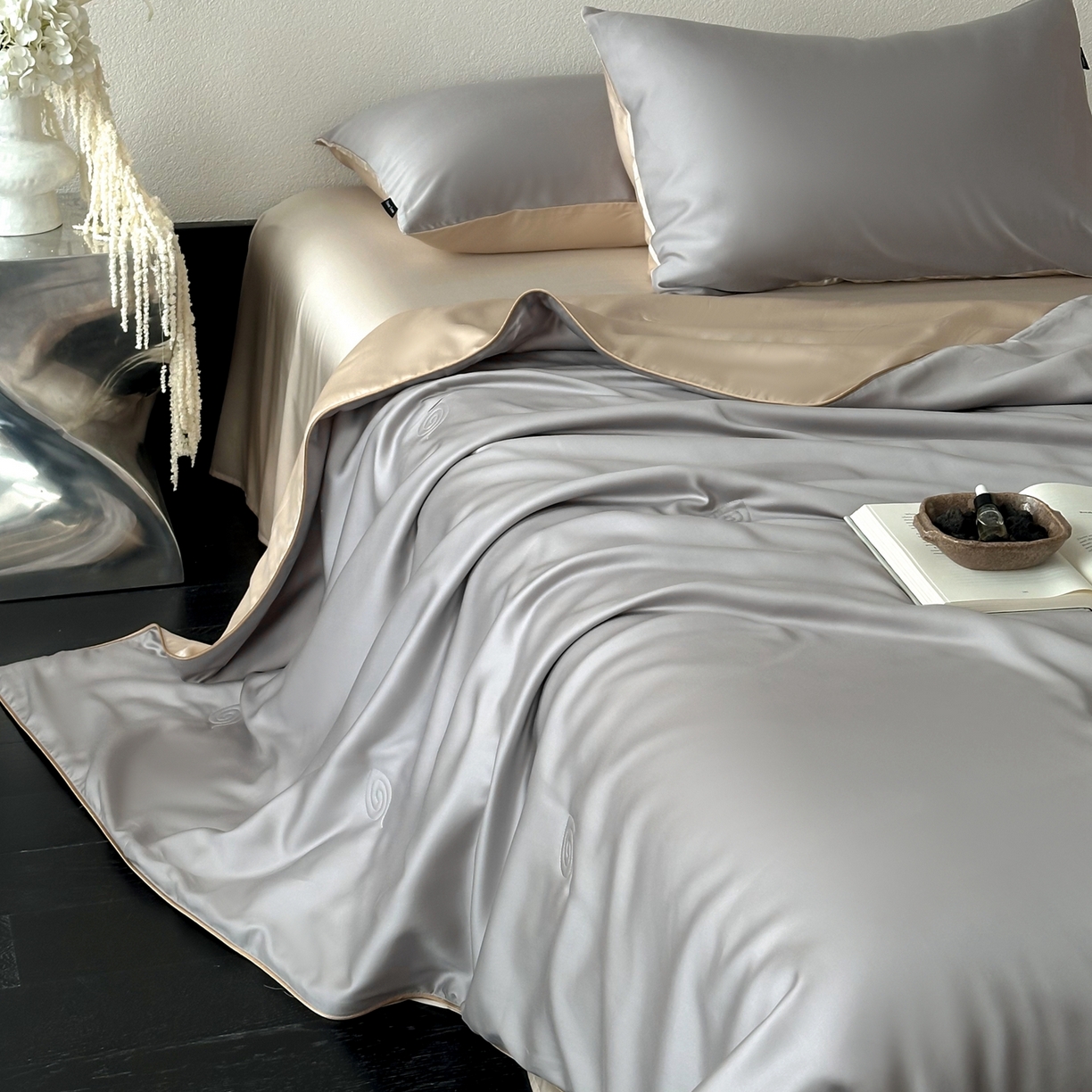 91家纺网 家纺一手货源 找家纺 花时间 2026春夏新款天丝素色夏凉被夏被空调被四件套 月银灰