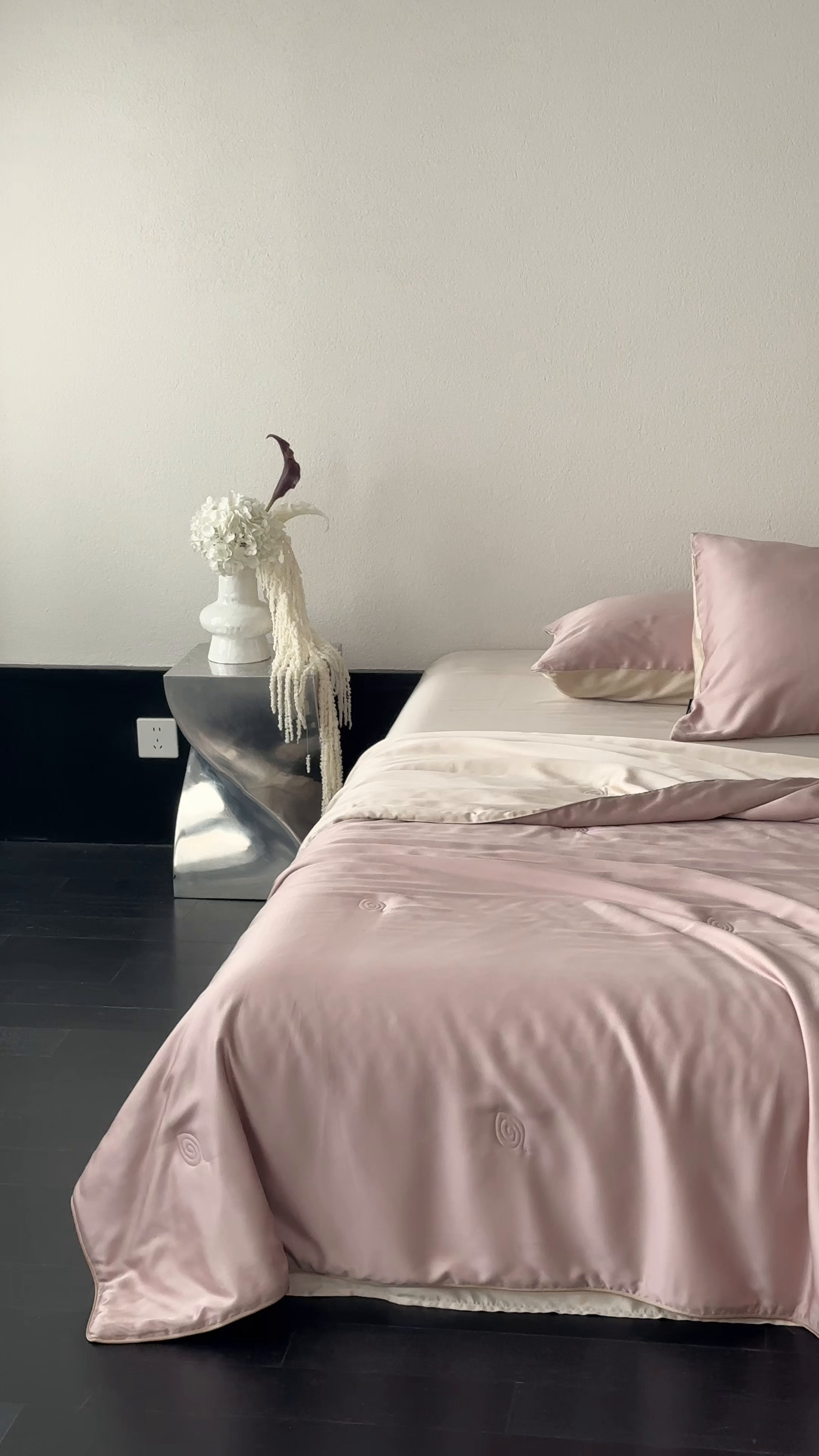 91家纺网 家纺一手货源 找家纺 花时间 2026春夏新款天丝素色夏凉被夏被空调被四件套 烟粉色