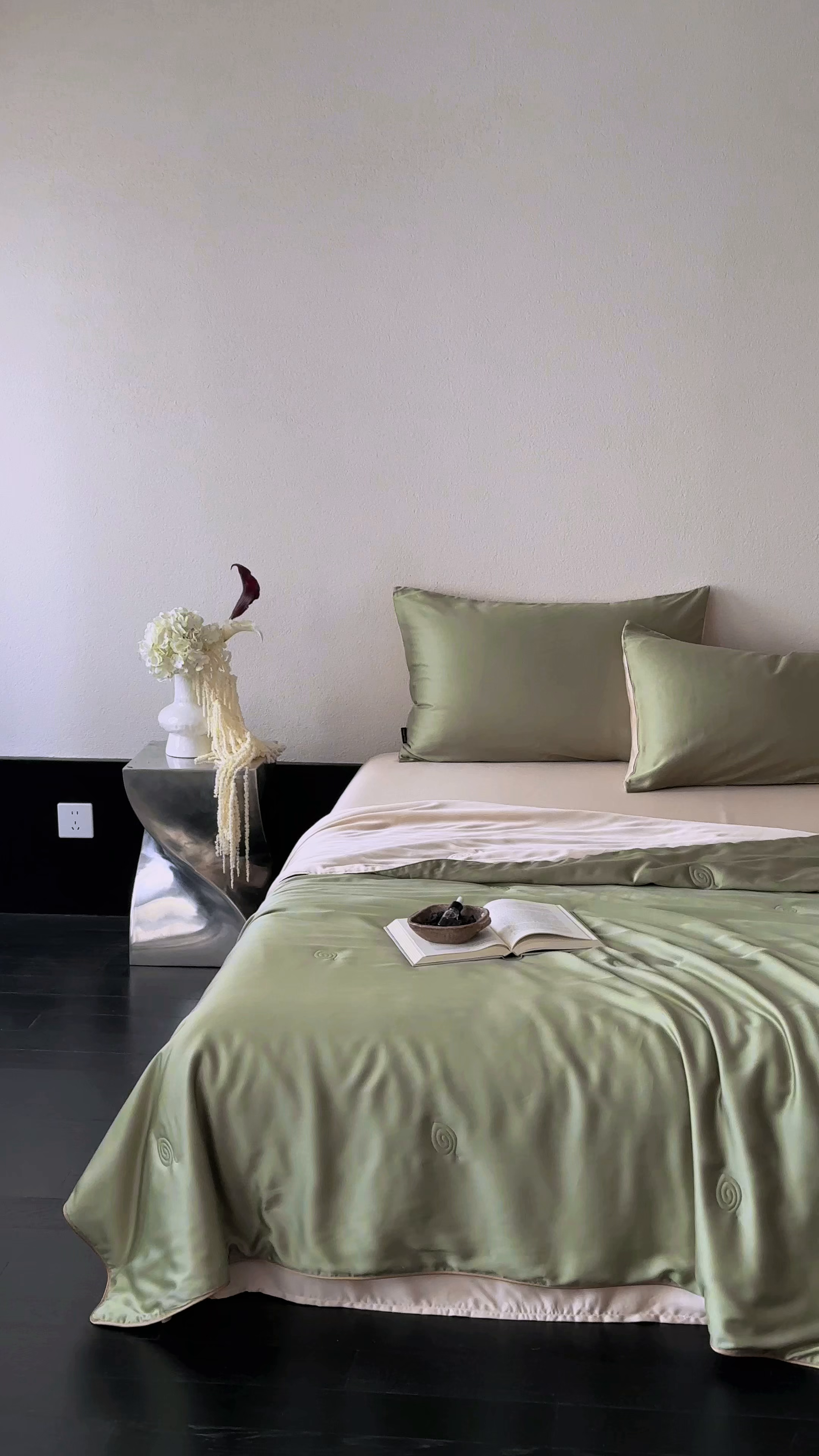 91家纺网 家纺一手货源 找家纺 花时间 2026春夏新款天丝素色夏凉被夏被空调被四件套 牛油果