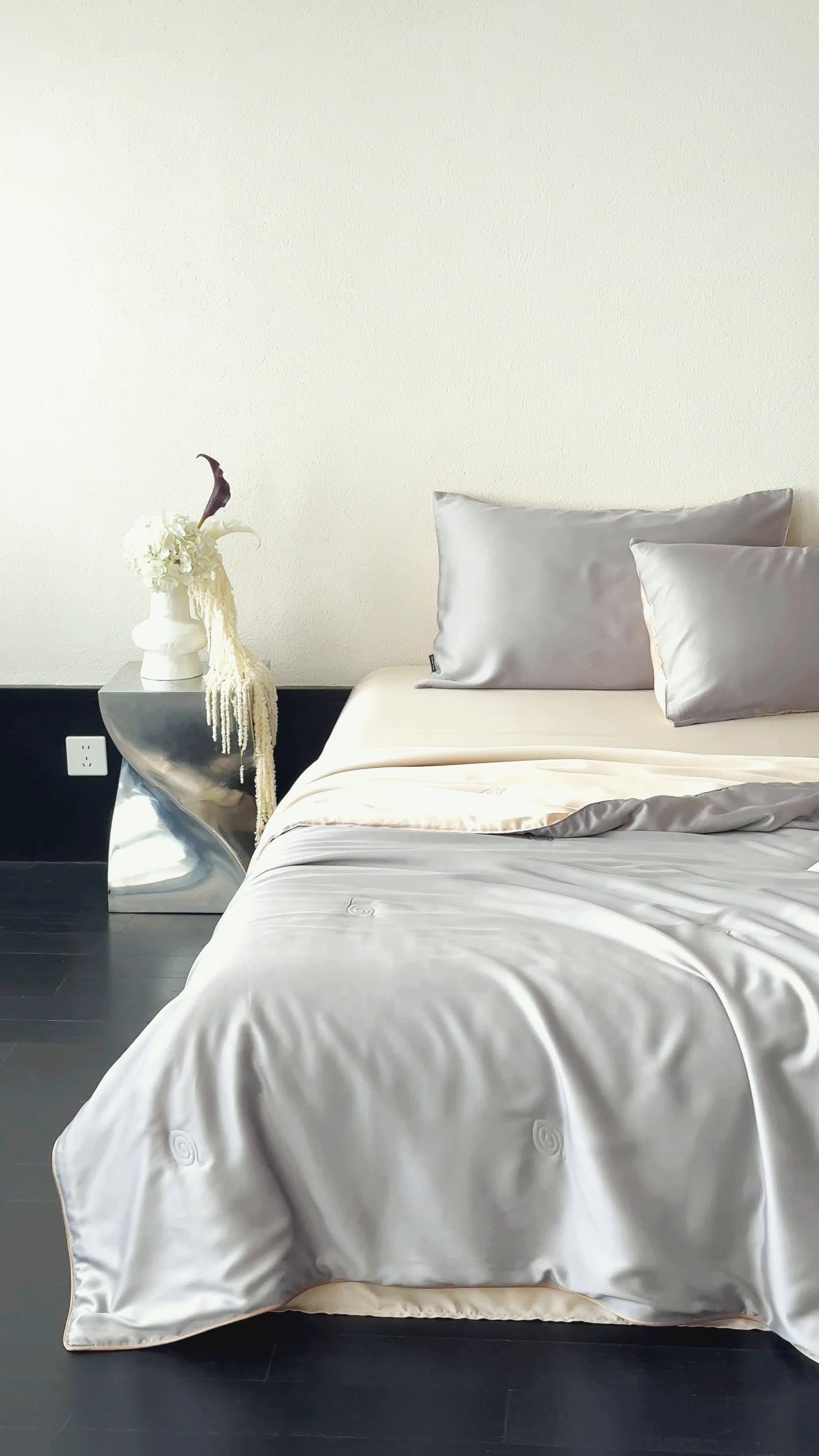 91家纺网 家纺一手货源 找家纺 花时间 2026春夏新款天丝素色夏凉被夏被空调被四件套 月银灰