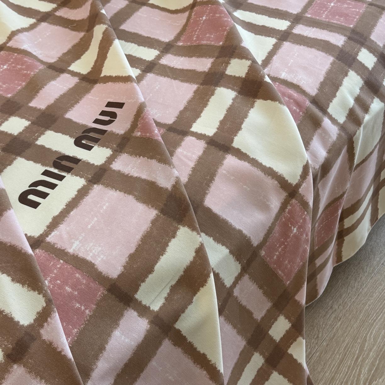 91家纺网 家纺一手货源 找家纺 一隅花田 2026新款竹感纤维双经双纬高密度四季软布席全棉花边款老粗布 粉棕慕斯