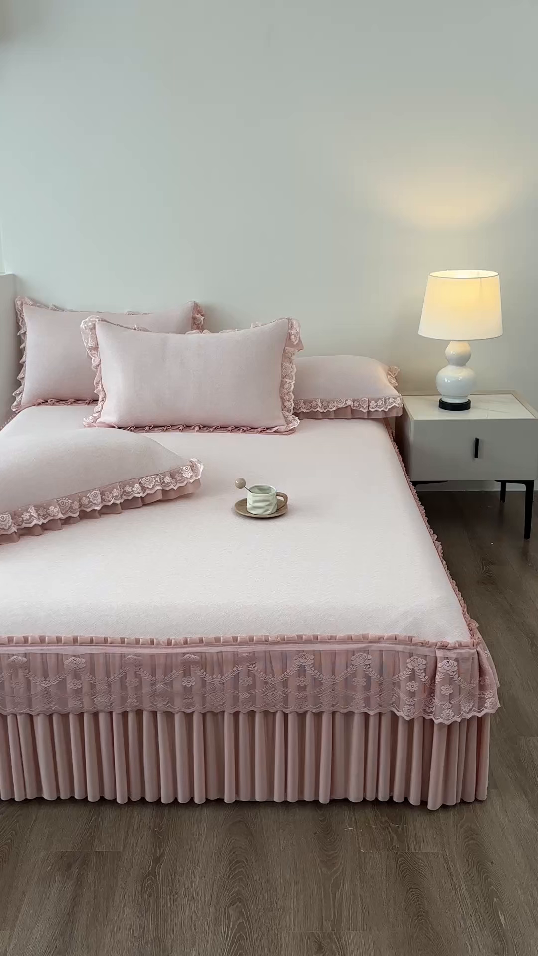 91家纺网 家纺一手货源 找家纺 （总）金艾草 2026新款PE高分子凉豆豆小冰皮凉感花边床裙席子凉席三件套