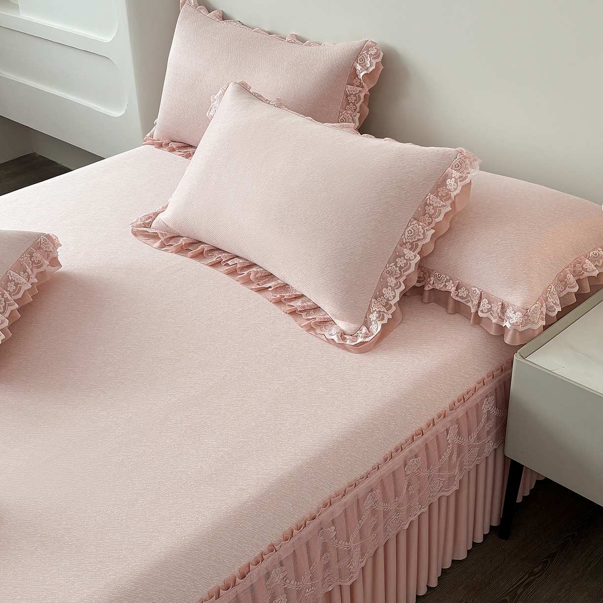 91家纺网 家纺一手货源 找家纺 （总）金艾草 2026新款PE高分子凉豆豆小冰皮凉感花边床裙席子凉席三件套