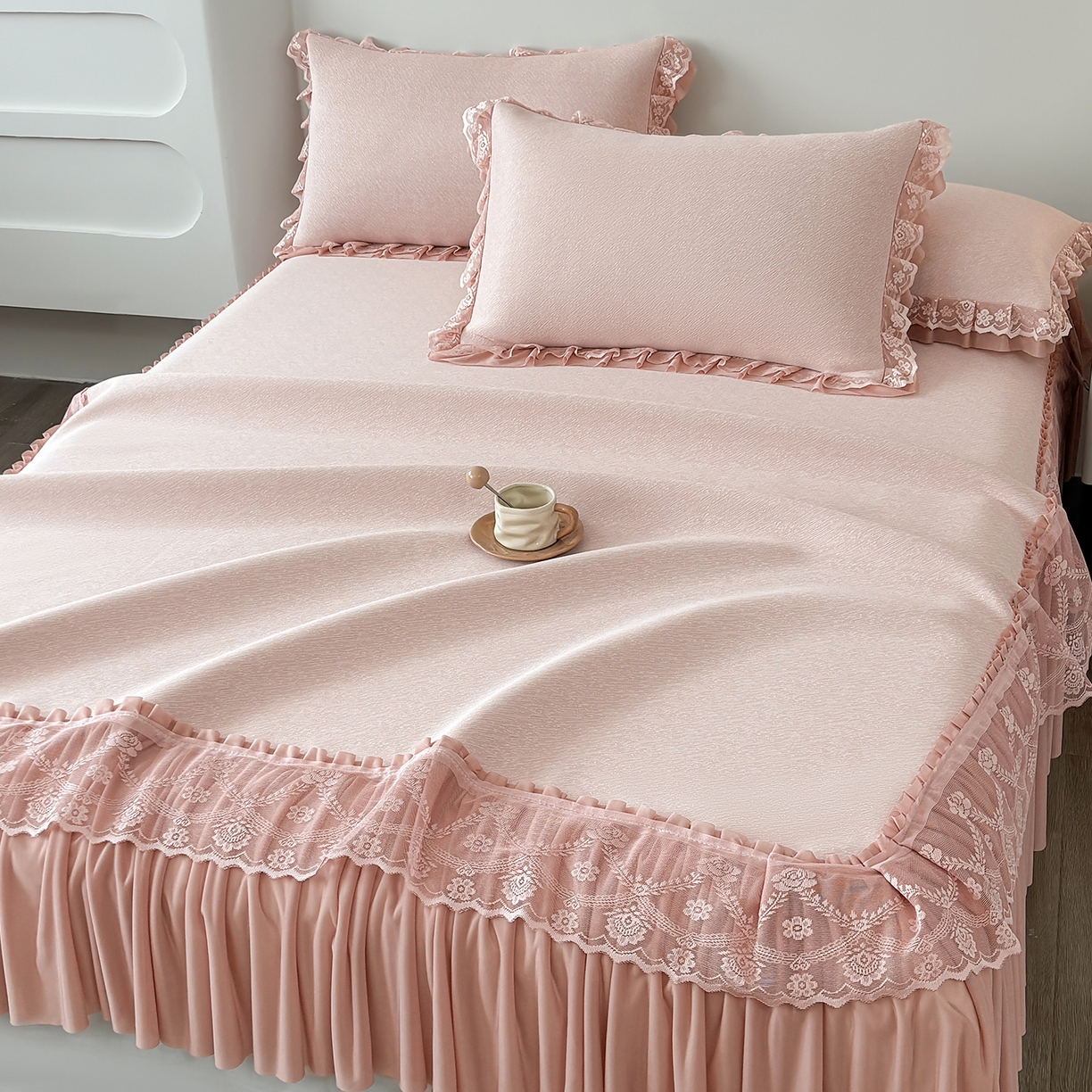 91家纺网 家纺一手货源 找家纺 （总）金艾草 2026新款PE高分子凉豆豆小冰皮凉感花边床裙席子凉席三件套