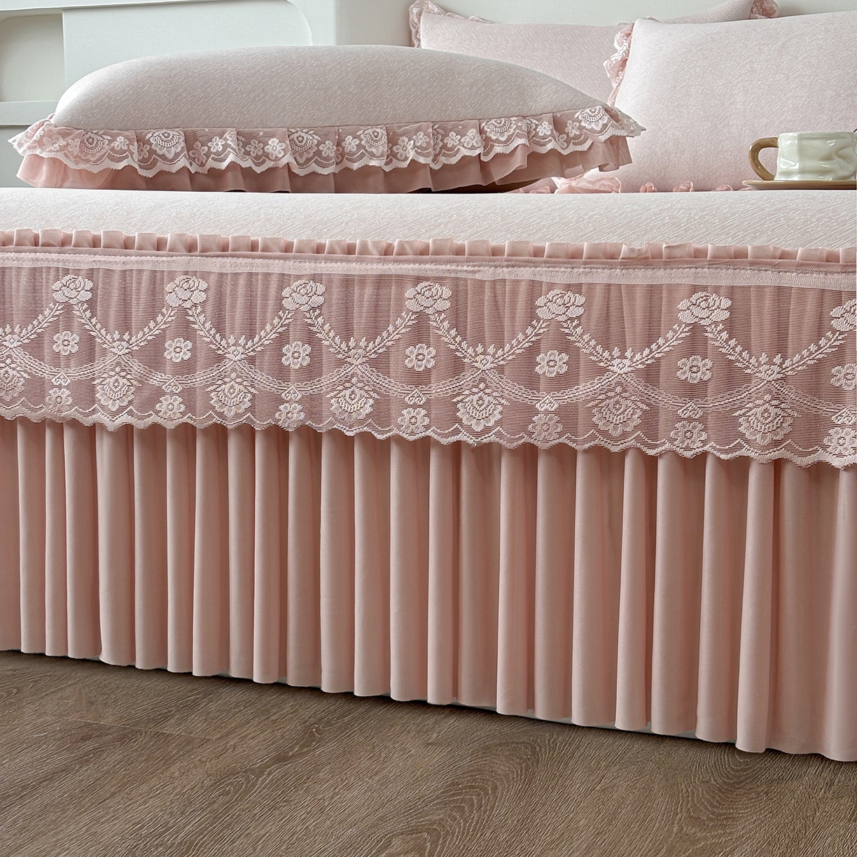 91家纺网 家纺一手货源 找家纺 金艾草 2026新款PE高分子凉豆豆小冰皮凉感花边床裙席子凉席三件套 豆豆床裙-粉色