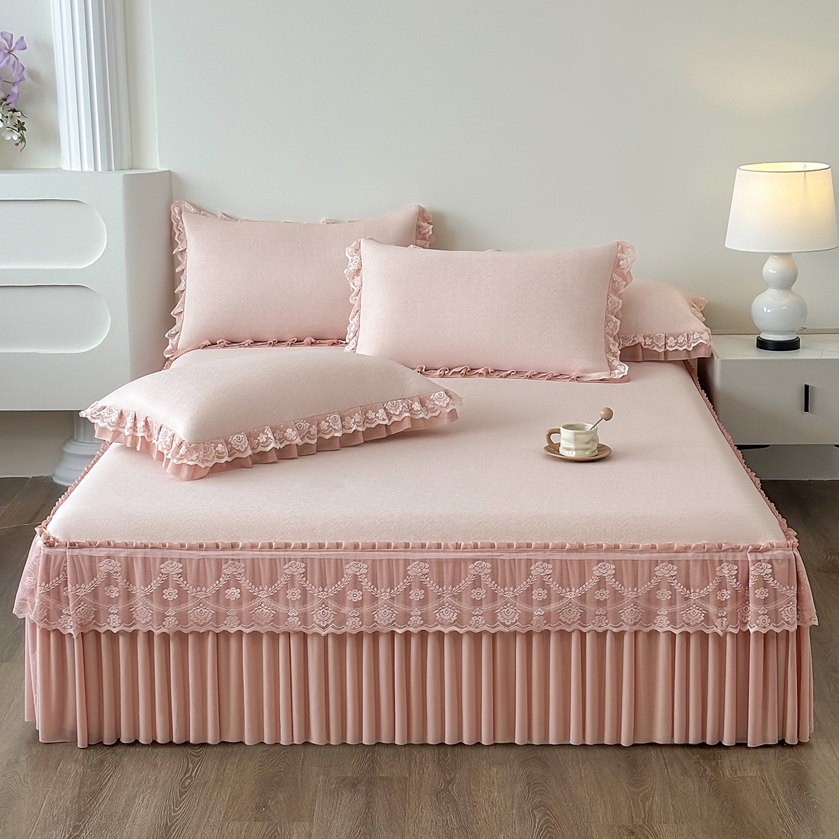 91家纺网 家纺一手货源 找家纺 金艾草 2026新款PE高分子凉豆豆小冰皮凉感花边床裙席子凉席三件套 豆豆床裙-粉色