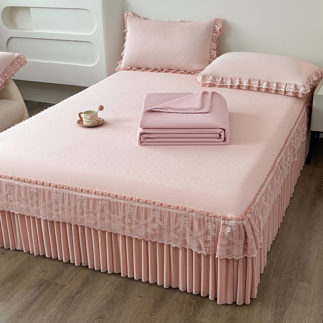 91家纺网 家纺一手货源 找家纺 金艾草 2026新款PE高分子凉豆豆小冰皮凉感花边床裙席子凉席三件套 豆豆床裙-粉色