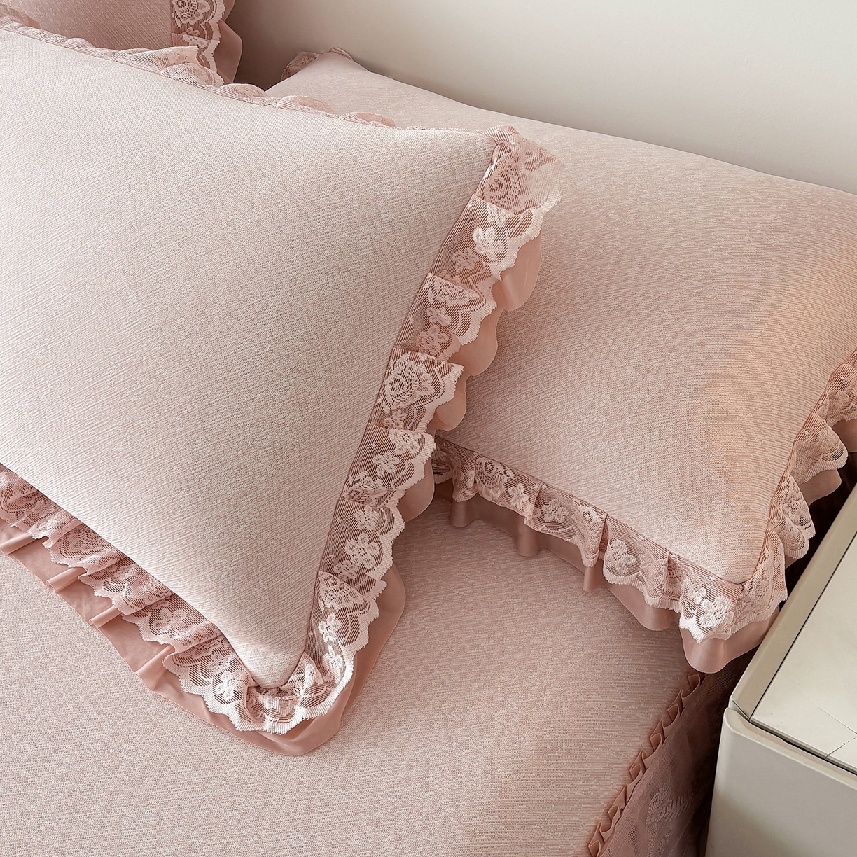 91家纺网 家纺一手货源 找家纺 金艾草 2026新款PE高分子凉豆豆小冰皮凉感花边床裙席子凉席三件套 豆豆床裙-粉色