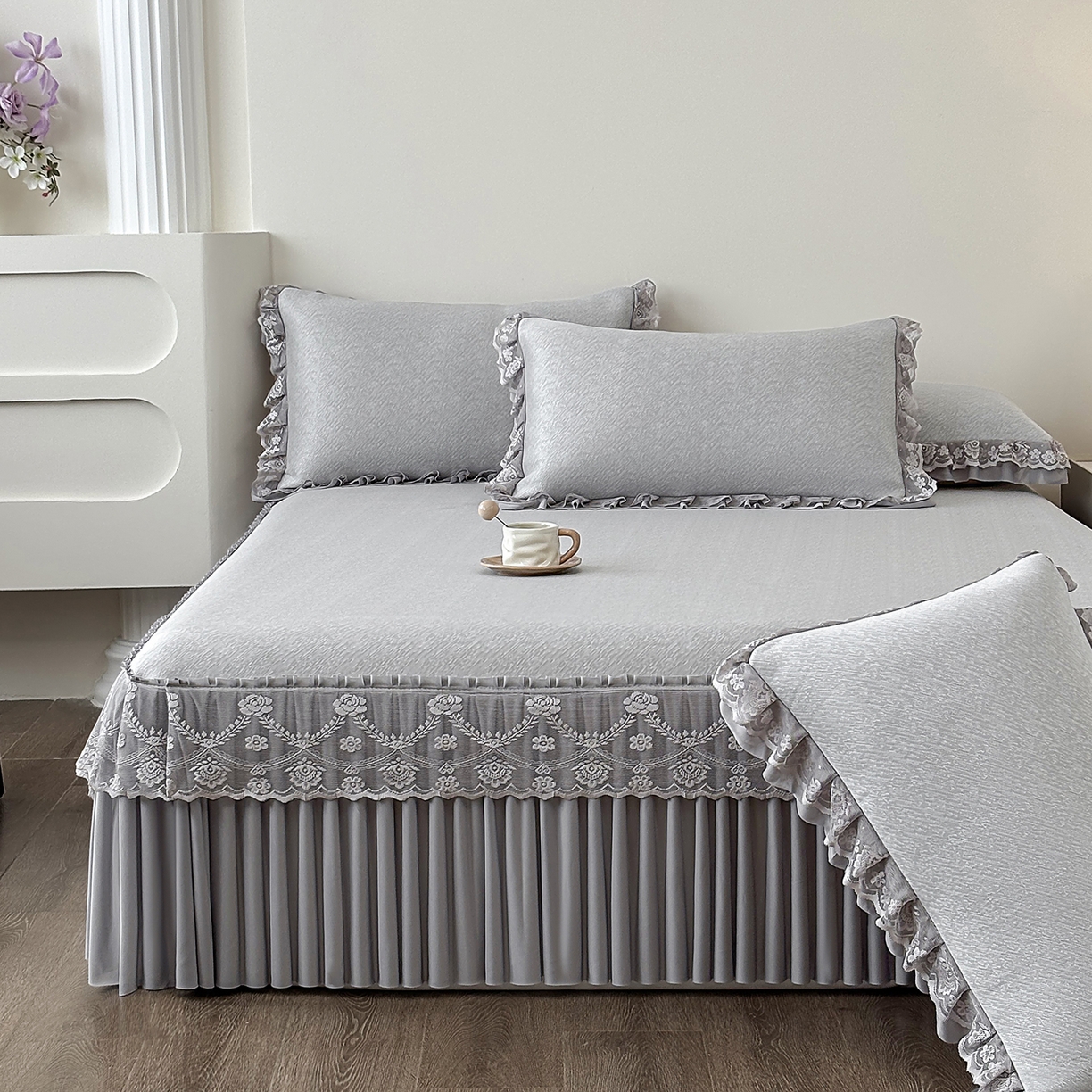 91家纺网 家纺一手货源 找家纺 金艾草 2026新款PE高分子凉豆豆小冰皮凉感花边床裙席子凉席三件套 豆豆床裙-灰色