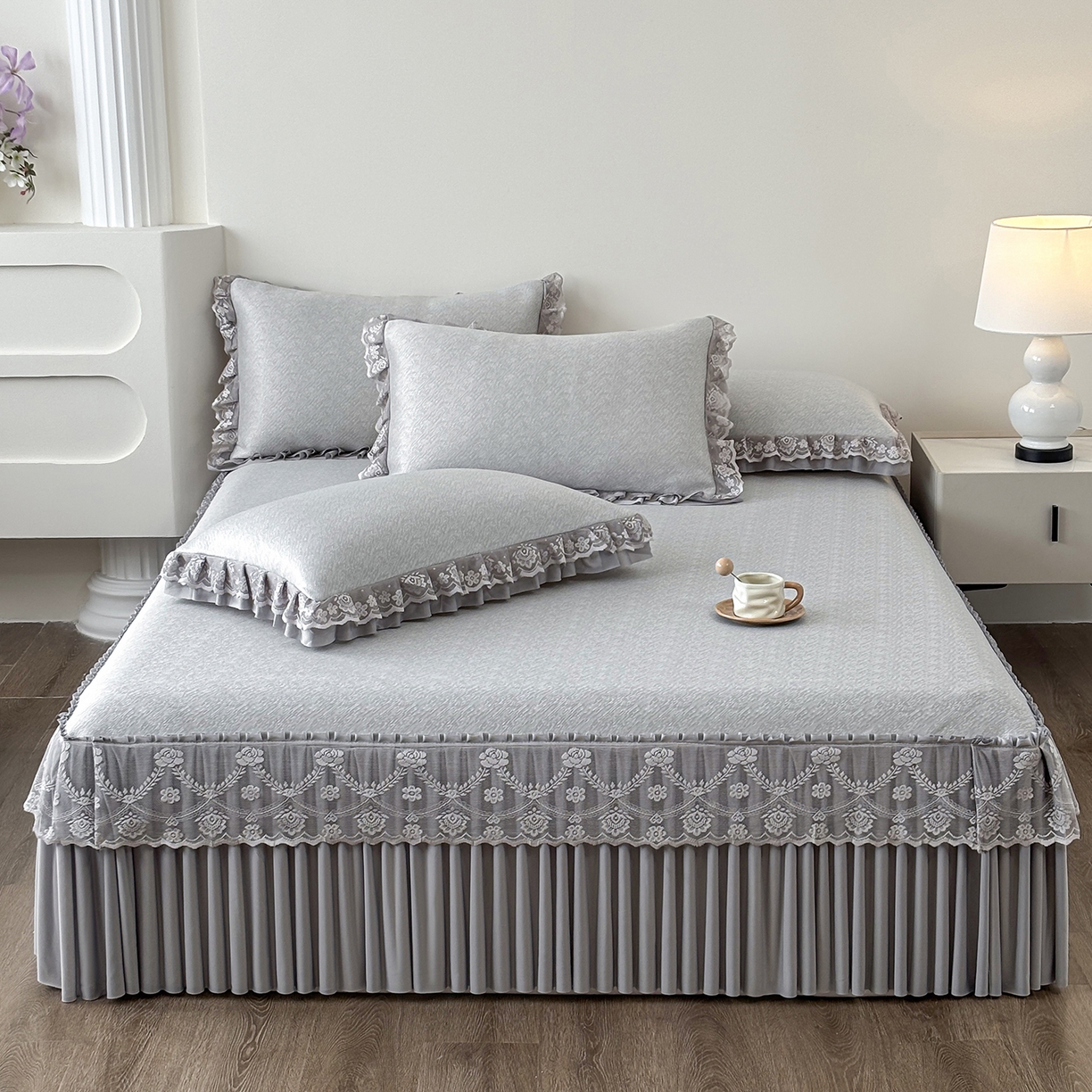 91家纺网 家纺一手货源 找家纺 金艾草 2026新款PE高分子凉豆豆小冰皮凉感花边床裙席子凉席三件套 豆豆床裙-灰色