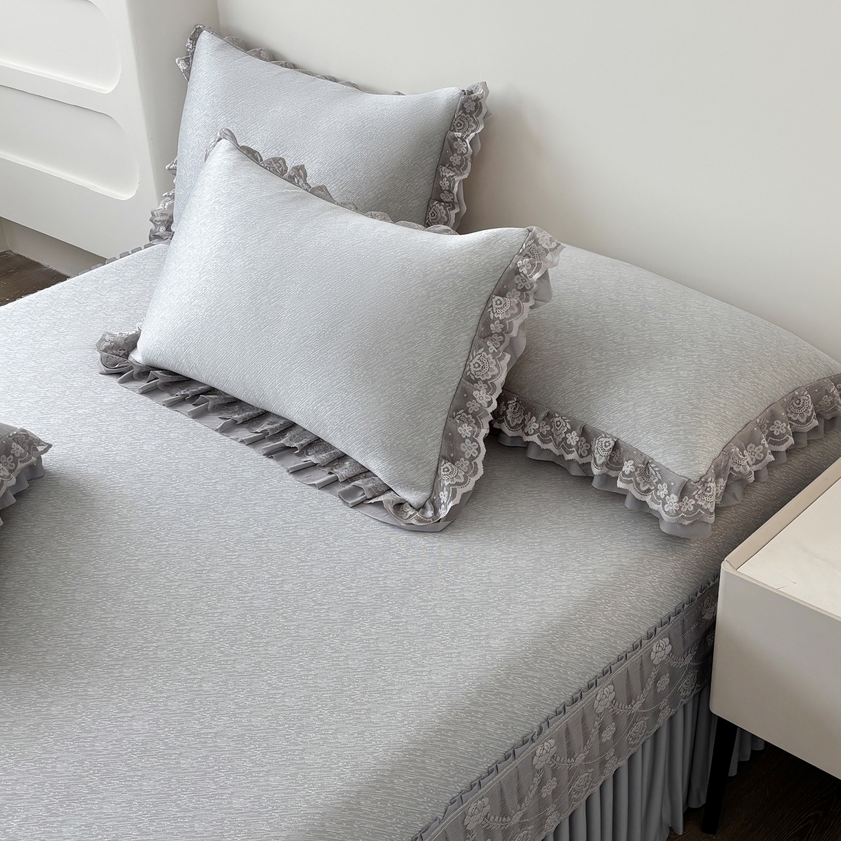 91家纺网 家纺一手货源 找家纺 金艾草 2026新款PE高分子凉豆豆小冰皮凉感花边床裙席子凉席三件套 豆豆床裙-灰色