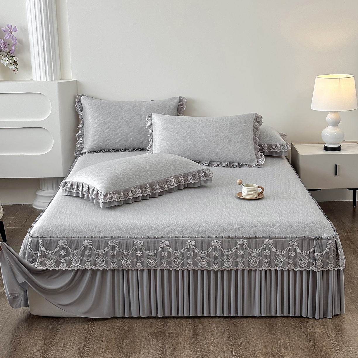 91家纺网 家纺一手货源 找家纺 金艾草 2026新款PE高分子凉豆豆小冰皮凉感花边床裙席子凉席三件套 豆豆床裙-灰色