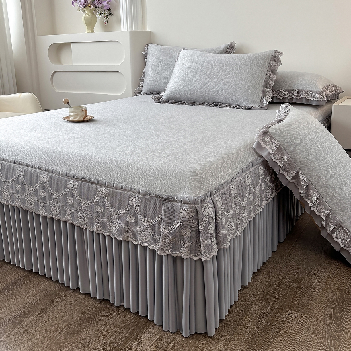 91家纺网 家纺一手货源 找家纺 金艾草 2026新款PE高分子凉豆豆小冰皮凉感花边床裙席子凉席三件套 豆豆床裙-灰色