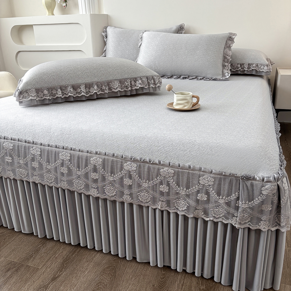 91家纺网 家纺一手货源 找家纺 金艾草 2026新款PE高分子凉豆豆小冰皮凉感花边床裙席子凉席三件套 豆豆床裙-灰色