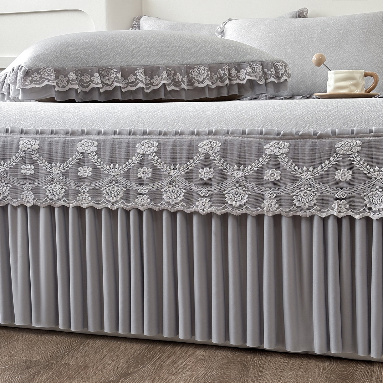 91家纺网 家纺一手货源 找家纺 金艾草 2026新款PE高分子凉豆豆小冰皮凉感花边床裙席子凉席三件套 豆豆床裙-灰色