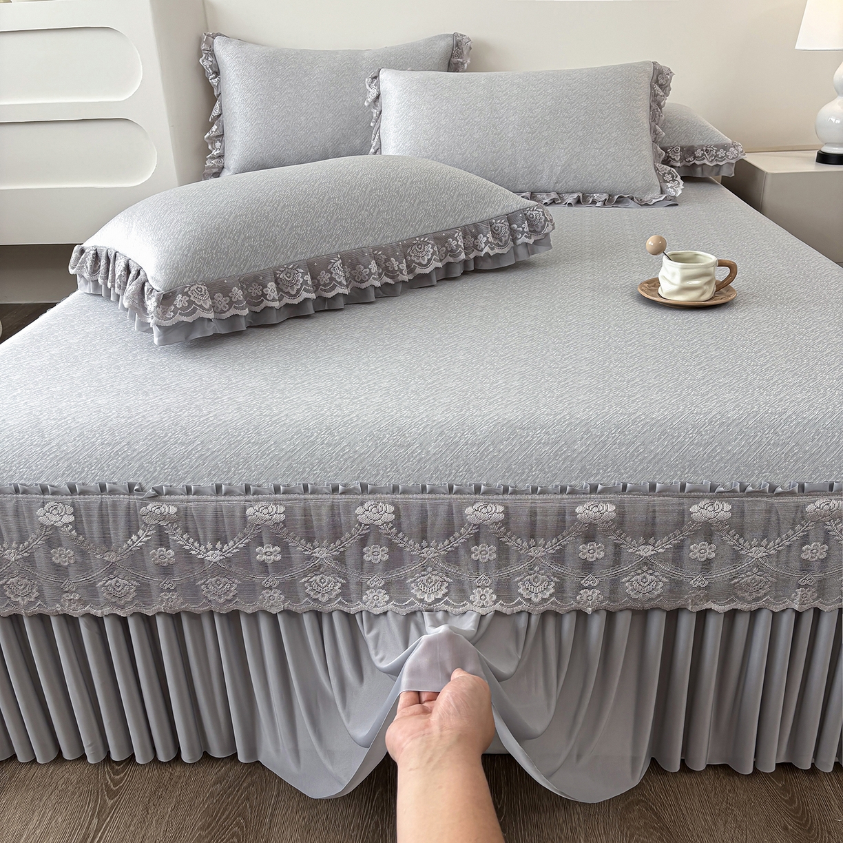 91家纺网 家纺一手货源 找家纺 金艾草 2026新款PE高分子凉豆豆小冰皮凉感花边床裙席子凉席三件套 豆豆床裙-灰色