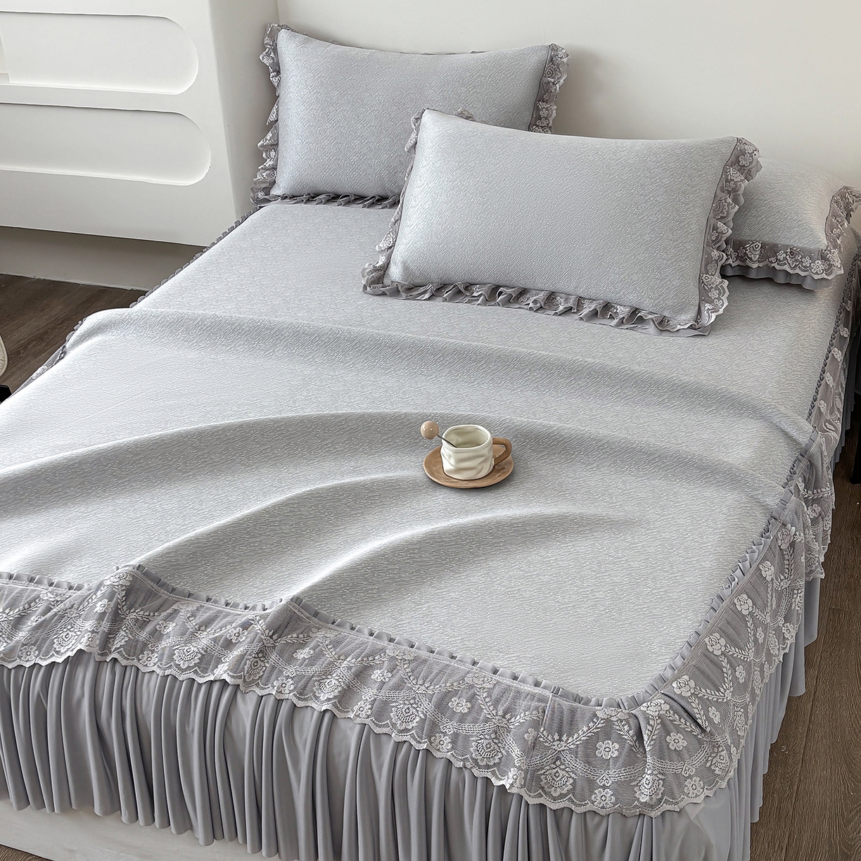 91家纺网 家纺一手货源 找家纺 金艾草 2026新款PE高分子凉豆豆小冰皮凉感花边床裙席子凉席三件套 豆豆床裙-灰色