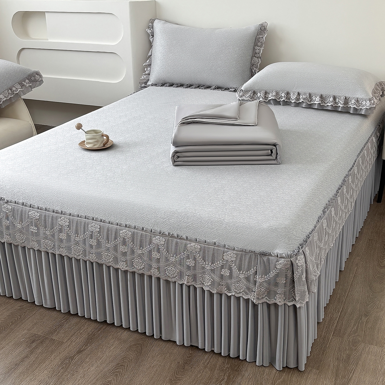 91家纺网 家纺一手货源 找家纺 金艾草 2026新款PE高分子凉豆豆小冰皮凉感花边床裙席子凉席三件套 豆豆床裙-灰色