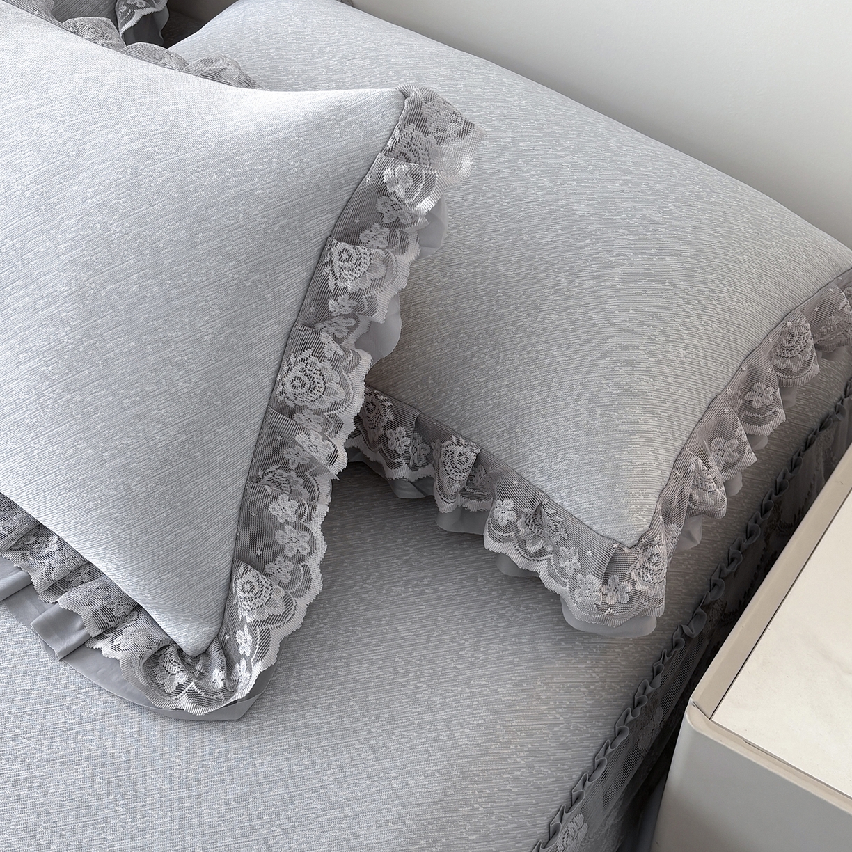 91家纺网 家纺一手货源 找家纺 金艾草 2026新款PE高分子凉豆豆小冰皮凉感花边床裙席子凉席三件套 豆豆床裙-灰色