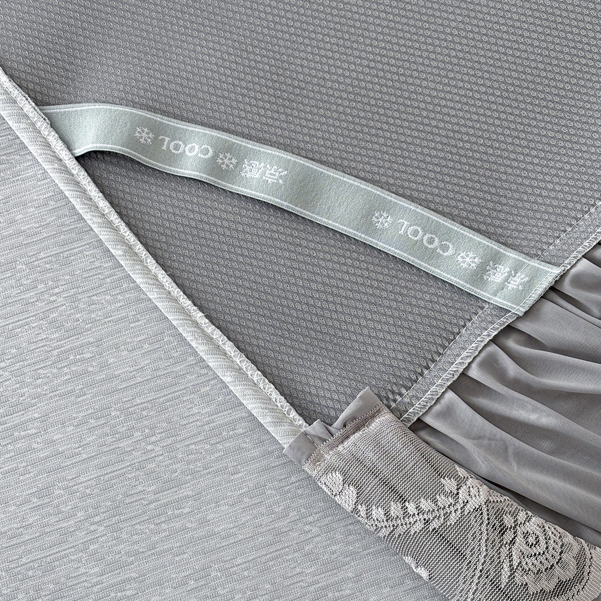 91家纺网 家纺一手货源 找家纺 金艾草 2026新款PE高分子凉豆豆小冰皮凉感花边床裙席子凉席三件套 豆豆床裙-灰色