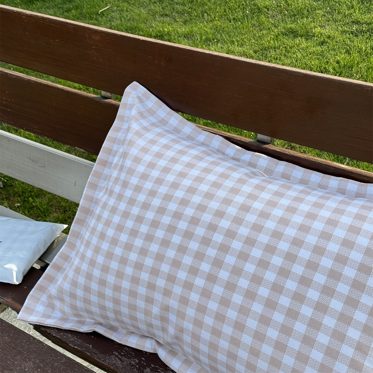 91家纺网 家纺一手货源 找家纺 一隅花田 2026新款竹感纤维格子物语枕套 格子物语·咖