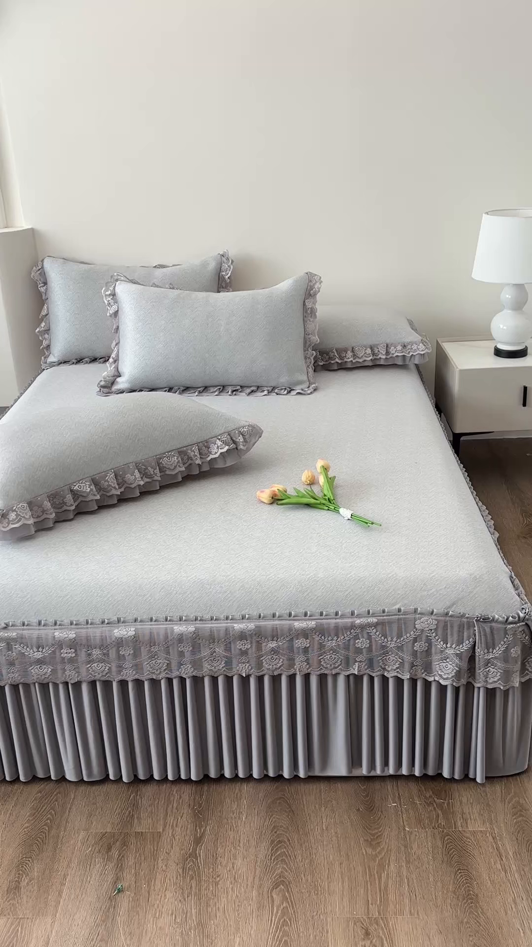 91家纺网 家纺一手货源 找家纺 金艾草 2026新款PE高分子凉豆豆小冰皮凉感花边床裙席子凉席三件套 豆豆床裙-灰色