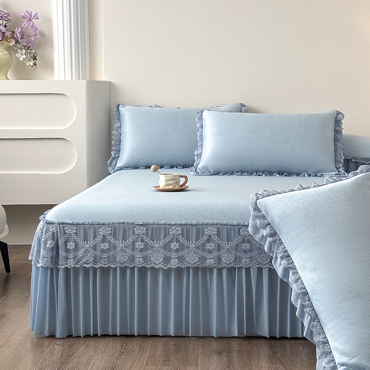 91家纺网 家纺一手货源 找家纺 金艾草 2026新款PE高分子凉豆豆小冰皮凉感花边床裙席子凉席三件套 豆豆床裙-浅蓝