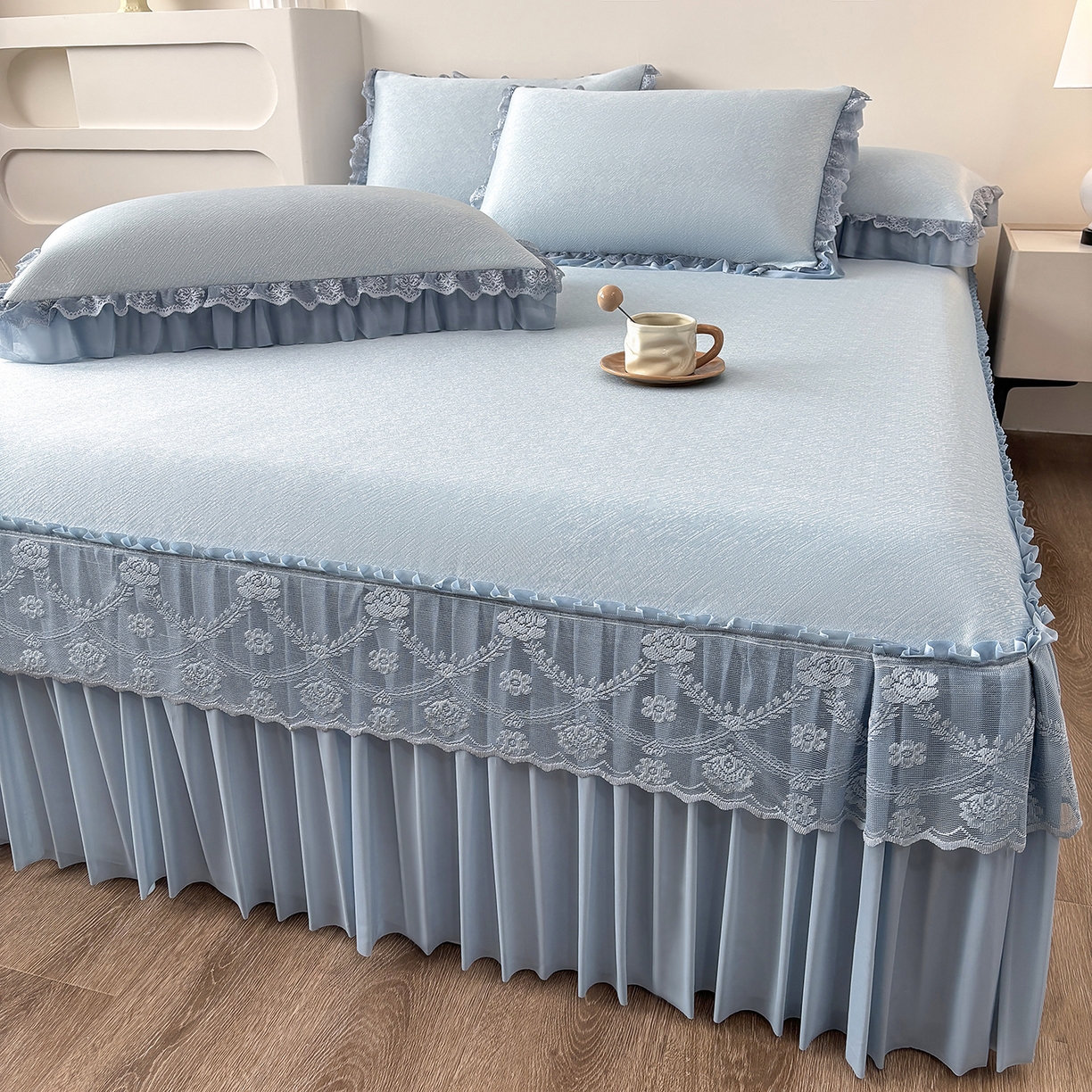 91家纺网 家纺一手货源 找家纺 金艾草 2026新款PE高分子凉豆豆小冰皮凉感花边床裙席子凉席三件套 豆豆床裙-浅蓝