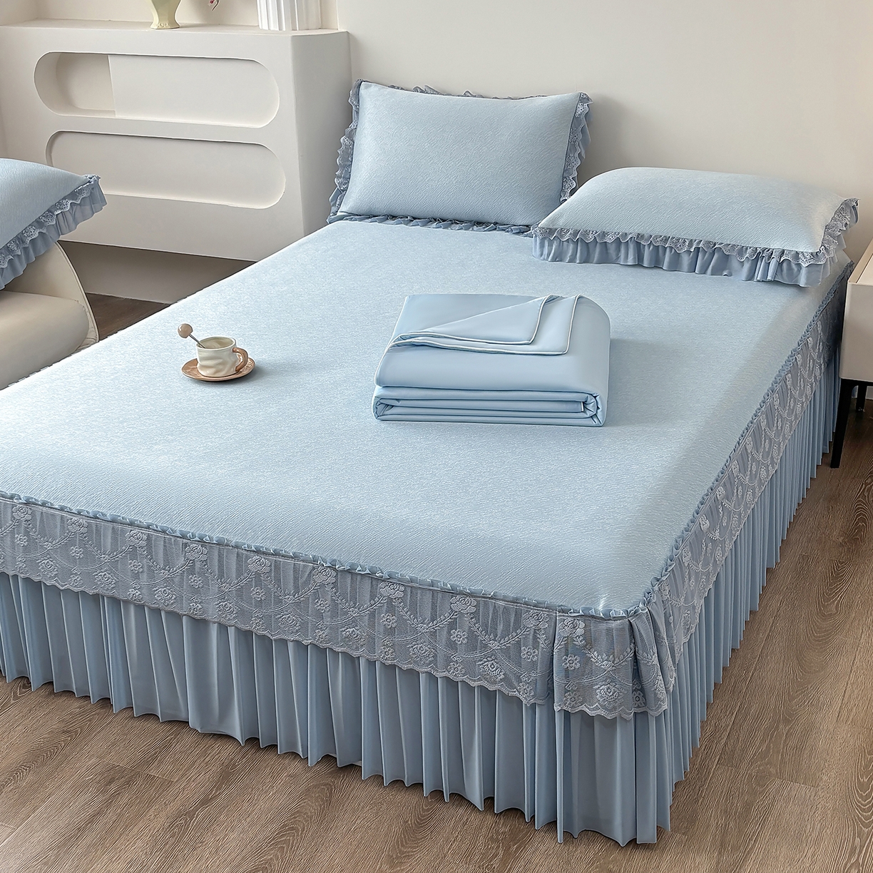 91家纺网 家纺一手货源 找家纺 金艾草 2026新款PE高分子凉豆豆小冰皮凉感花边床裙席子凉席三件套 豆豆床裙-浅蓝