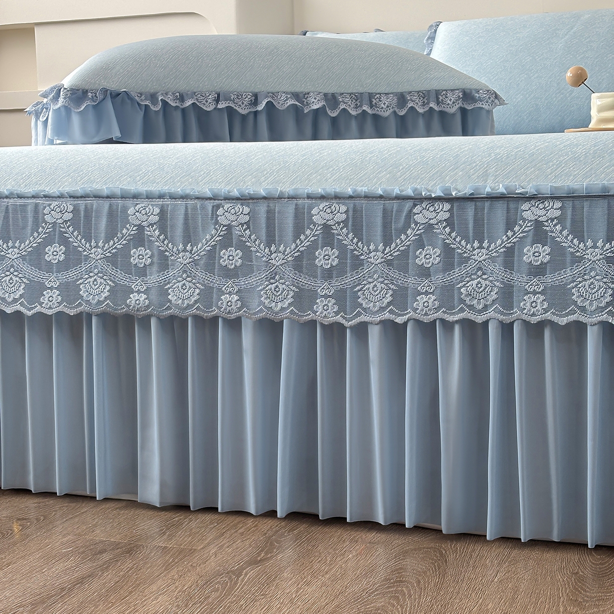 91家纺网 家纺一手货源 找家纺 金艾草 2026新款PE高分子凉豆豆小冰皮凉感花边床裙席子凉席三件套 豆豆床裙-浅蓝