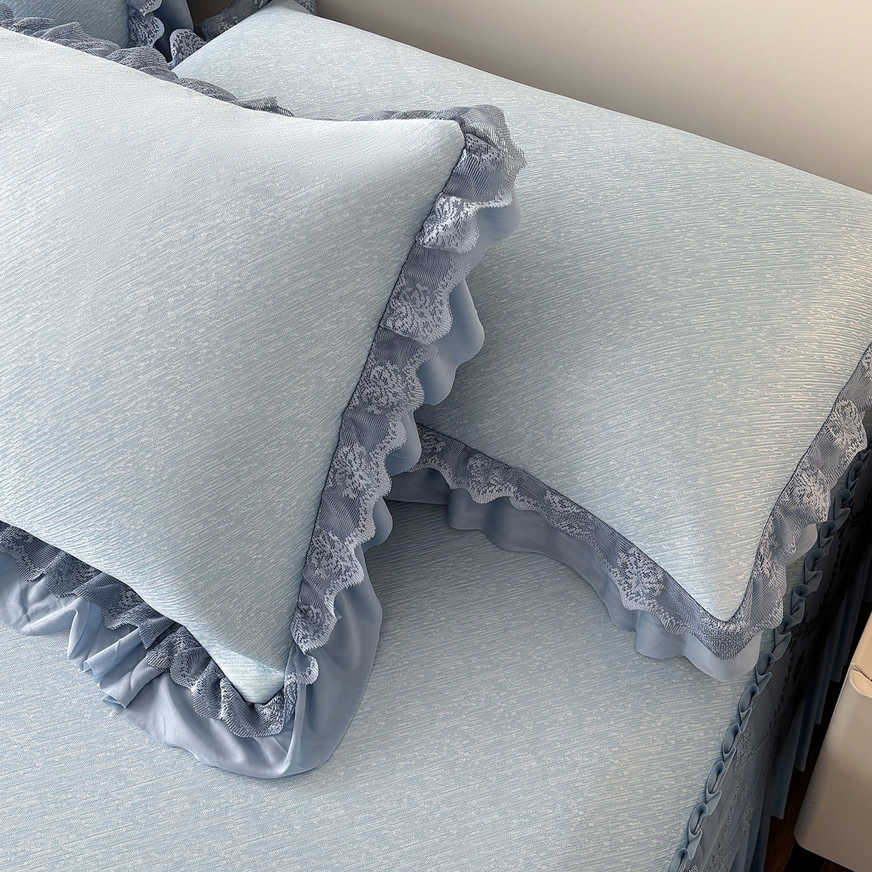 91家纺网 家纺一手货源 找家纺 金艾草 2026新款PE高分子凉豆豆小冰皮凉感花边床裙席子凉席三件套 豆豆床裙-浅蓝