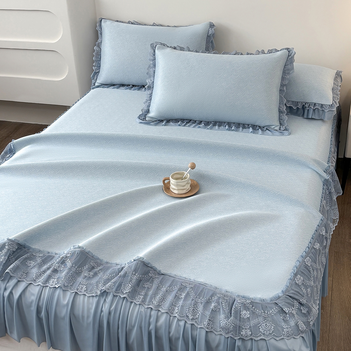 91家纺网 家纺一手货源 找家纺 金艾草 2026新款PE高分子凉豆豆小冰皮凉感花边床裙席子凉席三件套 豆豆床裙-浅蓝