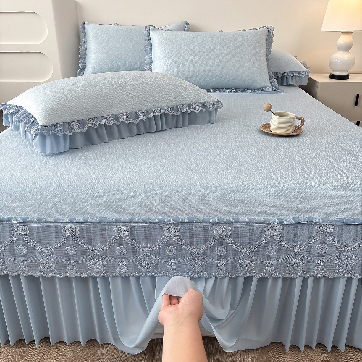 91家纺网 家纺一手货源 找家纺 金艾草 2026新款PE高分子凉豆豆小冰皮凉感花边床裙席子凉席三件套 豆豆床裙-浅蓝