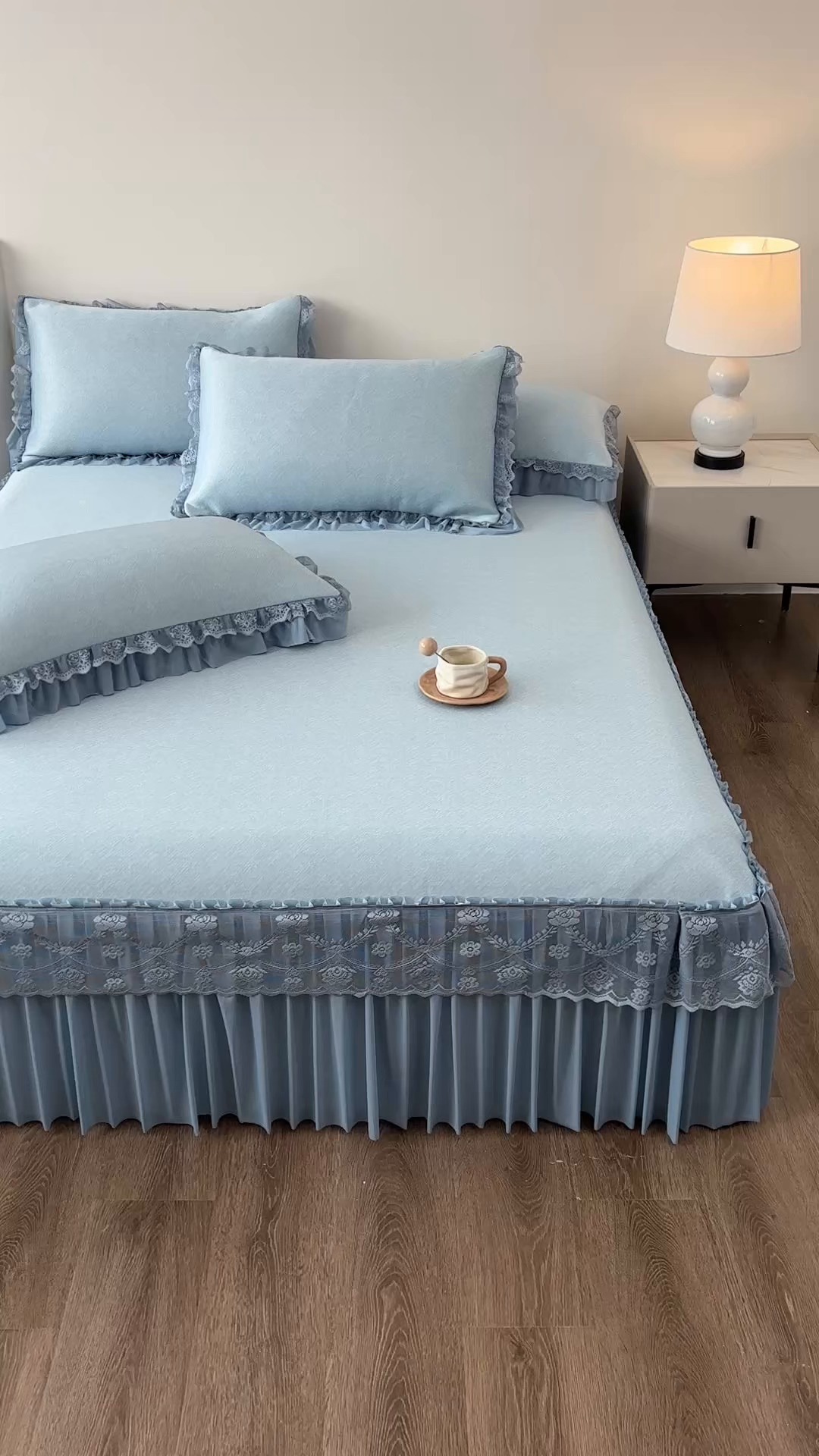 91家纺网 家纺一手货源 找家纺 金艾草 2026新款PE高分子凉豆豆小冰皮凉感花边床裙席子凉席三件套 豆豆床裙-浅蓝